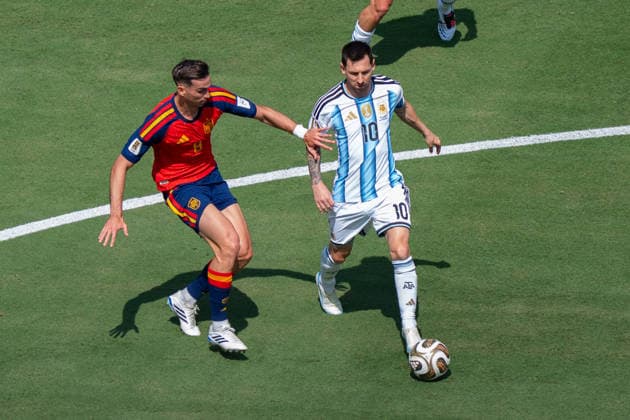 Fabian Ruiz (Spain, 8) im Zweikampf gegen Lionel Messi (Argentina, 10) FIFA World Cup, WM, Weltmeisterschaft, Fussball 2026 Final: Spanien v Argentinien 19 July 2026, FIFA World Cup 2026 Finale: Spanien v Argentinien (Final) at New York New Jersey Stadium in East Rutherford, New Jersey, USA. Photo: Marco Bader *** Fabian Ruiz (Spain, No. 8) in a tackle against Lionel Messi (Argentina, No. 10) during the 2026 FIFA World Cup Final between Spain and Argentina on July 19, 2026, 2026 FIFA World Cup Final: Spain vs. Argentina at New York–New Jersey Stadium in East Rutherford, New Jersey, USA. Photo by Marco Bader Copyright: HMBxMedia xMarcoxBader