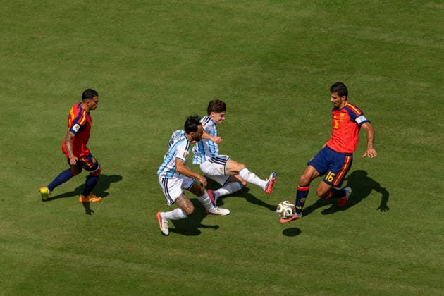 Football - FIFA World Cup, WM, Weltmeisterschaft, Fussball 2026 - Final - Spain v Argentina NEW JERSEY, USA - Sunday, July 19, 2026: Argentina s Julian Alvarez passes the ball away from a diving Spain s captain Rodrigo Hernandez Cascante Rodri (R) during the FIFA World Cup Final 2026 between Spain and Argentina at the Met Life Stadium. (Photo by David Rawcliffe Propaganda) EAST RUTHERFORD Met Life Stadium NEW JERSEY UNITED STATES OF AMERICA  Copyright: xDavidxRawcliffex P2026-07-19-Spain_Argentina-46