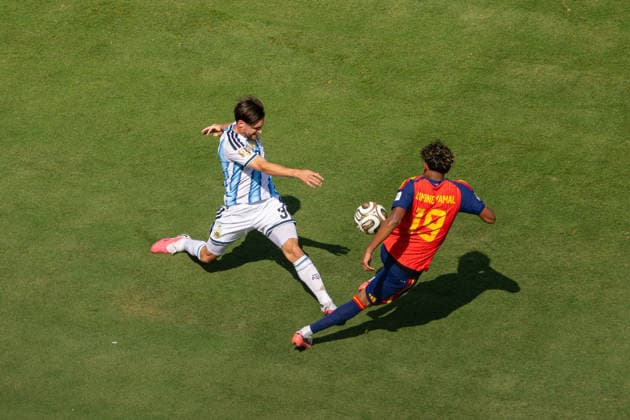 Football - FIFA World Cup, WM, Weltmeisterschaft, Fussball 2026 - Final - Spain v Argentina NEW JERSEY, USA - Sunday, July 19, 2026: Argentina s Nicolas Tagliafico and Spain s Lamine Yamal during the FIFA World Cup Final 2026 between Spain and Argentina at the Met Life Stadium. (Photo by David Rawcliffe Propaganda) EAST RUTHERFORD Met Life Stadium NEW JERSEY UNITED STATES OF AMERICA  Copyright: xDavidxRawcliffex P2026-07-19-Spain_Argentina-49