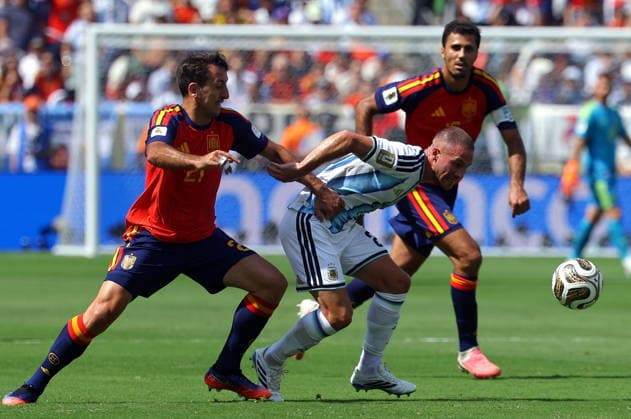 FIFA World Cup, WM, Weltmeisterschaft, Fussball 2026 final - Spain vs Argentina Mikel Oyarzabal of Spain (L) and Alexis Mac Allister of Argentina in action during the FIFA World Cup 2026 final match Spain against Argentina, in New Jersey, USA, 19 July 2026. EAST RUTHERFORD United States  Copyright: xCHRISTOPHERxNEUNDORFx