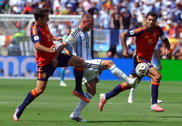 FIFA World Cup, WM, Weltmeisterschaft, Fussball 2026 final - Spain vs Argentina Mikel Oyarzabal of Spain (L) and Alexis Mac Allister of Argentina in action during the FIFA World Cup 2026 final match Spain against Argentina, in New Jersey, USA, 19 July 2026. EAST RUTHERFORD United States  Copyright: xCHRISTOPHERxNEUNDORFx