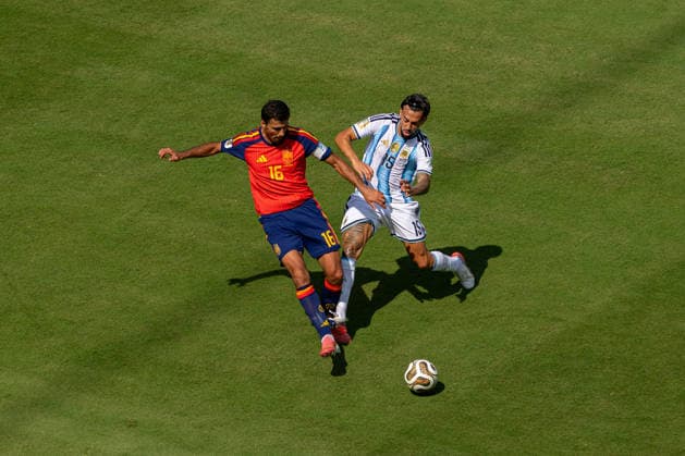 Football - FIFA World Cup, WM, Weltmeisterschaft, Fussball 2026 - Final - Spain v Argentina NEW JERSEY, USA - Sunday, July 19, 2026: Spain s captain Rodrigo Hernandez Cascante Rodri is challenged by Argentina s Nicolas Gonzalez (R) during the FIFA World Cup Final 2026 between Spain and Argentina at the Met Life Stadium. (Photo by David Rawcliffe Propaganda) EAST RUTHERFORD Met Life Stadium NEW JERSEY UNITED STATES OF AMERICA  Copyright: xDavidxRawcliffex P2026-07-19-Spain_Argentina-50