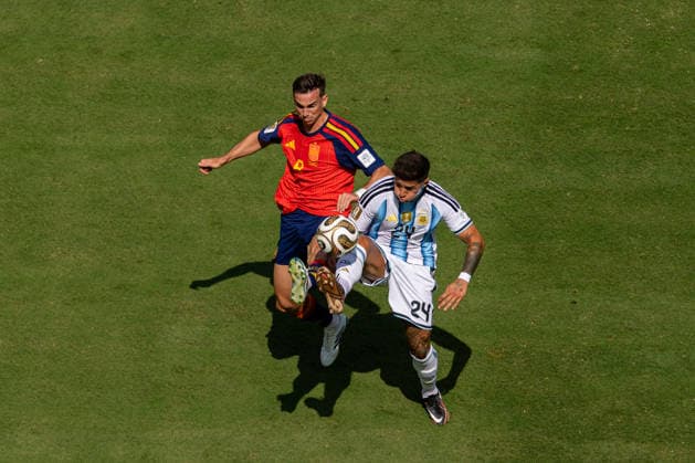 Football - FIFA World Cup, WM, Weltmeisterschaft, Fussball 2026 - Final - Spain v Argentina NEW JERSEY, USA - Sunday, July 19, 2026: Both Spain s Fabian Ruiz and Argentina s Enzo Fernandez (R) challenge for the ball during the FIFA World Cup Final 2026 between Spain and Argentina at the Met Life Stadium. (Photo by David Rawcliffe Propaganda) EAST RUTHERFORD Met Life Stadium NEW JERSEY UNITED STATES OF AMERICA  Copyright: xDavidxRawcliffex P2026-07-19-Spain_Argentina-51
