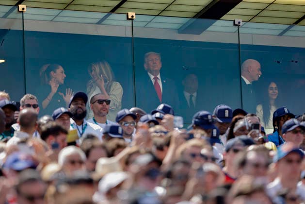 19.07.2026, Fussball Weltmeisterschaft 2026 in den USA, Finale, Spanien - Argentinien, im MetLife Stadium (New York New Jersey (East Rutherford)), Ehrengäste hinter Glas, US-Präsident Donald Trump (mitte), mit Ehefrau Melania (2.v.li), Gianni Infantino (re, SUI, FIFA-Präsident), ***FIFA regulations prohibit any use of photographs as image sequences and or quasi-video. EDITORIAL USE ONLY*** *** July 19, 2026, 2026 FIFA World Cup in the U.S., Final, Spain vs. Argentina, at MetLife Stadium in East Rutherford, New York New Jersey; guests of honor behind glass, U.S. President Donald Trump in the center, with his wife Melania, second from the left, Gianni Infantino on the right, SUI, FIFA President, ***FIFA regulations prohibit any use of photographs as image sequences and or quasi-video; EDITORIAL USE ONLY***