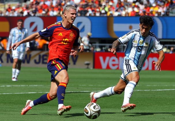FIFA World Cup, WM, Weltmeisterschaft, Fussball 2026 final - Spain vs Argentina Dani Olmo of Spain (L) and Lisandro Martinez of Argentina in action during the FIFA World Cup 2026 final match Spain against Argentina, in New Jersey, USA, 19 July 2026. EAST RUTHERFORD United States  Copyright: xCHRISTOPHERxNEUNDORFx
