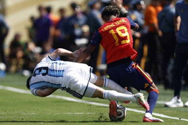 FIFA World Cup, WM, Weltmeisterschaft, Fussball 2026 final - Spain vs Argentina Nicolas Tagliafico of Argentina (L) in action against Lamine Yamal of Spain (R) during the FIFA World Cup 2026 final match Spain against Argentina, in East Rutherford, New Jersey, USA, 19 July 2026. EAST RUTHERFORD United States  Copyright: xWILLxOLIVERx
