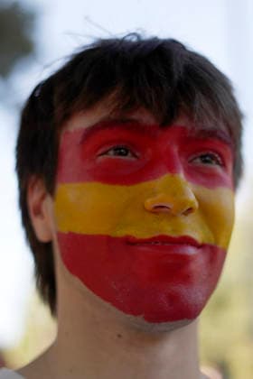 July 19, 2026, Madrid, Madrid, Spain: Thousands of Spanish soccer fans gather at the Puente del Rey esplanade to watch the highly anticipated 2026 World Cup Final match being played between Spain and Argentina on a giant screen installed by the Madrid City Council. The enthusiastic supporters braved the intense summer heat of the capital, arriving with hats, their faces painted in the national colors, and waving flags to passionately cheer for the Spanish national team, Nationalteam As the historic championship clash between the European and South American powerhouses unfolded, the atmosphere in the Madrid Rio park transformed into a tense and vibrant sea of red and yellow. The devoted crowd experienced every crucial play, foul, and shot on goal with overwhelming collective emotion and anxiety, dreaming of lifting the coveted trophy. Madrid Spain - ZUMAo127 20260719_zep_o127_003 Copyright: xHugoxOrtunox