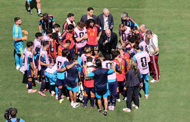 FIFA World Cup, WM, Weltmeisterschaft, Fussball 2026 final - Spain vs Argentina Spain s head coach Luis de la Fuente (C) talks to his players during a hydration break in the FIFA World Cup 2026 final match Spain against Argentina, in New Jersey, USA, 19 July 2026. EAST RUTHERFORD United States  Copyright: xRONALDxWITTEKx