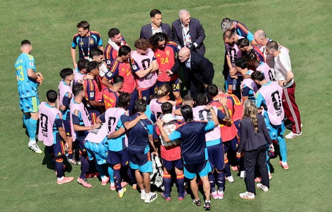 FIFA World Cup, WM, Weltmeisterschaft, Fussball 2026 final - Spain vs Argentina Spain s head coach Luis de la Fuente (C) talks to his players during a hydration break in the FIFA World Cup 2026 final match Spain against Argentina, in New Jersey, USA, 19 July 2026. EAST RUTHERFORD United States  Copyright: xRONALDxWITTEKx