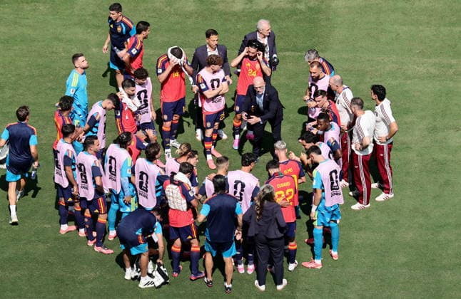 FIFA World Cup, WM, Weltmeisterschaft, Fussball 2026 final - Spain vs Argentina Spain s head coach Luis de la Fuente (C) talks to his players during a hydration break in the FIFA World Cup 2026 final match Spain against Argentina, in New Jersey, USA, 19 July 2026. EAST RUTHERFORD United States  Copyright: xRONALDxWITTEKx
