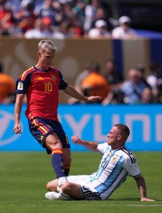 Spain v Argentina - FIFA World Cup, WM, Weltmeisterschaft, Fussball 2026 - Final EAST RUTHERFORD, NEW JERSEY - JULY 19: Dani Olmo of Spain and Alexis Mac Allister of Argentina compete for the ball during the FIFA World Cup 2026 Final match between Spain and Argentina at New York New Jersey Stadium in East Rutherford, New Jersey, USA on July 19, 2026. Jose Hernandez Anadolu New Jersey United States. Editorial use only. Please get in touch for any other usage.  Copyright: x2026xAnadoluxJosexHernandezx