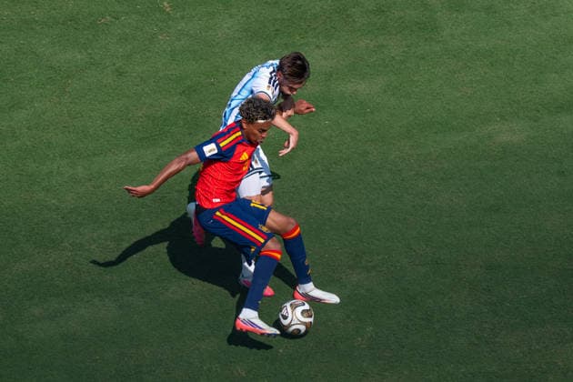 Lamine Yamal (Spain, 19) im Zweikampf gegen Nicolas Tagliafico (Argentina, 3) FIFA World Cup, WM, Weltmeisterschaft, Fussball 2026 Final: Spanien v Argentinien 19 July 2026, FIFA World Cup 2026 Finale: Spanien v Argentinien (Final) at New York New Jersey Stadium in East Rutherford, New Jersey, USA. Photo: Marco Bader *** Lamine Yamal (Spain), 19, in a tackle against Nicolas Tagliafico (Argentina), 3, FIFA World Cup 2026 Final: Spain vs. Argentina, July 19, 2026, 2026 FIFA World Cup Final: Spain vs. Argentina at New York–New Jersey Stadium in East Rutherford, New Jersey, USA. Photo by Marco Bader Copyright: HMBxMedia xMarcoxBader