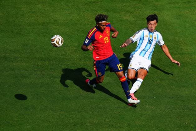 Lamine Yamal of Spain and Lisandro Martinez of Argentina Spain v Argentina, 2026 FIFA World Cup, WM, Weltmeisterschaft, Fussball Final, Football, New York New Jersey Stadium, East Rutherford, New Jersey, USA - 19 Jul 2026East Rutherford New York New Jersey Stadium New Jersey (NJ) United States of America  Copyright: xJavierxGarcia Shutterstockx 16995474ap