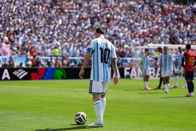 Lionel Messi of Argentina gets ready to take a free kick Spain v Argentina, 2026 FIFA World Cup, WM, Weltmeisterschaft, Fussball Final, Football, New York New Jersey Stadium, East Rutherford, New Jersey, USA - 19 Jul 2026East Rutherford New York New Jersey Stadium New Jersey (NJ) United States of America  Copyright: xIsmaelxAdnan Shutterstockx 16998023bt