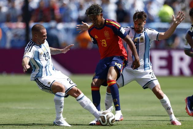 FIFA World Cup, WM, Weltmeisterschaft, Fussball 2026 final - Spain vs Argentina Alexis Mac Allister (L) and Nicolas Tagliafico (R) of Argentina in action against Lamine Yamal of Spain (C) during the FIFA World Cup 2026 final match Spain against Argentina, in East Rutherford, New Jersey, USA, 19 July 2026. EAST RUTHERFORD United States  Copyright: xWILLxOLIVERx