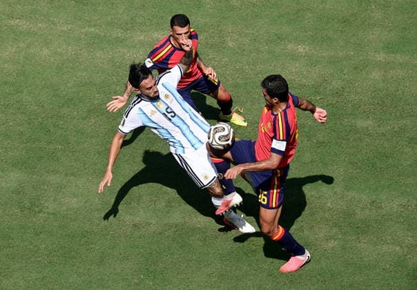 FIFA World Cup, WM, Weltmeisterschaft, Fussball 2026 final - Spain vs Argentina Nicolas Gonzalez (C) of Argentina in action against Pedro Porro (top) and Rodri of Spain during the FIFA World Cup 2026 final match Spain against Argentina, in New Jersey, USA, 19 July 2026. EAST RUTHERFORD United States  Copyright: xRONALDxWITTEKx
