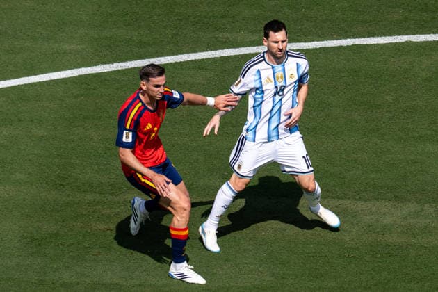 Fußball, WM 2026, , Spanien - Argentinien. Im Bild v.l. Fabian RUIZ (Spanien, 8), Lionel MESSI (Argentinien, 10). East Rutherford New-York-New-Jersey-Stadion New Jersey Vereinigte Staaten von Amerika *** Soccer, 2026 World Cup, , Spain vs. Argentina. Pictured, from left: Fabian RUIZ (Spain, 8) and Lionel MESSI (Argentina, 10). East Rutherford, New York, New Jersey Stadium, New Jersey, United States of America Copyright: Passion2Press MarkusxFischerx