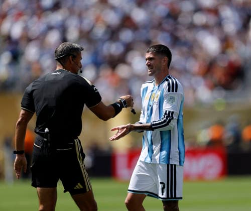 19.07.2026, Fussball Weltmeisterschaft 2026 in den USA, Finale, Spanien - Argentinien, im MetLife Stadium (New York New Jersey (East Rutherford)), Schiedsrichter Slavko Vincic (SLO) mit Rodrigo de Paul (ARG). ***FIFA regulations prohibit any use of photographs as image sequences and or quasi-video. EDITORIAL USE ONLY*** *** July 19, 2026, 2026 FIFA World Cup in the U.S., Final, Spain vs. Argentina, at MetLife Stadium in East Rutherford, New York, New Jersey; Referee: Slavko Vincic (SLO) with Rodrigo de Paul (ARG) ***FIFA regulations prohibit any use of photographs as image sequences and or quasi-video. EDITORIAL USE ONLY***
