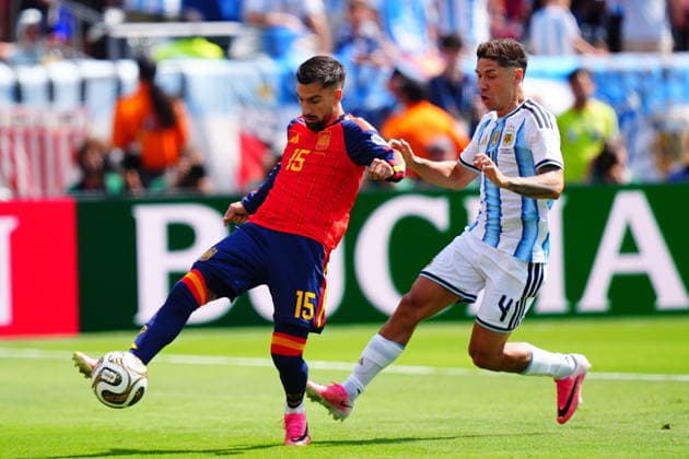 Spain v Argentina - FIFA World Cup, WM, Weltmeisterschaft, Fussball 2026 - Final EAST RUTHERFORD, NEW JERSEY - JULY 19: Alex Baena (15) of Spain and Gonzalo Montiel (4) of Argentina compete for the ball during the FIFA World Cup 2026 Final match between Spain and Argentina at New York New Jersey Stadium in East Rutherford, New Jersey, USA on July 19, 2026. Evrim Aydin Anadolu East rutherford United States. Editorial use only. Please get in touch for any other usage.  Copyright: x2026xAnadoluxEvrimxAydinx
