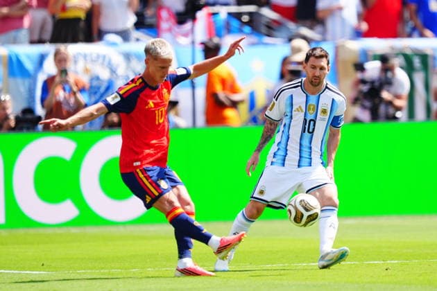 Spain v Argentina - FIFA World Cup, WM, Weltmeisterschaft, Fussball 2026 - Final EAST RUTHERFORD, NEW JERSEY - JULY 19: Dani Olmo (10) of Spain and Lionel Messi (10) of Argentina compete for the ball during the FIFA World Cup 2026 Final match between Spain and Argentina at New York New Jersey Stadium in East Rutherford, New Jersey, USA on July 19, 2026. Evrim Aydin Anadolu East rutherford United States. Editorial use only. Please get in touch for any other usage.  Copyright: x2026xAnadoluxEvrimxAydinx