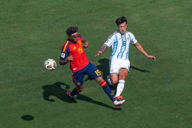Lamine Yamal (Spain, 19) im Zweikampf gegen Lisandro Martinez (Argentina, 6) FIFA World Cup, WM, Weltmeisterschaft, Fussball 2026 Final: Spanien v Argentinien 19 July 2026, FIFA World Cup 2026 Finale: Spanien v Argentinien (Final) at New York New Jersey Stadium in East Rutherford, New Jersey, USA. Photo: Marco Bader *** Lamine Yamal (Spain), 19, in a one-on-one battle against Lisandro Martinez (Argentina), 6, in the 2026 FIFA World Cup Final between Spain and Argentina on July 19, 2026, 2026 FIFA World Cup Final: Spain vs. Argentina at New York New Jersey Stadium in East Rutherford, New Jersey, USA. Photo by Marco Bader Copyright: HMBxMedia xMarcoxBader