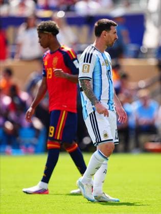 Spain v Argentina - FIFA World Cup, WM, Weltmeisterschaft, Fussball 2026 - Final EAST RUTHERFORD, NEW JERSEY - JULY 19: Lamine Yamal (19) of Spain and Lionel Messi (19 of Argentina are seen during the FIFA World Cup 2026 Final match between Spain and Argentina at New York New Jersey Stadium in East Rutherford, New Jersey, USA on July 19, 2026. Evrim Aydin Anadolu East rutherford United States. Editorial use only. Please get in touch for any other usage.  Copyright: x2026xAnadoluxEvrimxAydinx