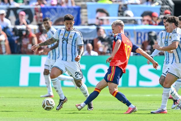 Enzo Fernandez (Argentina) and Dani Olmo (Spain) battle for the ball during the FIFA World Cup, WM, Weltmeisterschaft, Fussball 2026 Final match between Spain and Argentina at New York New Jersey Stadium on July 19, 2026 in East Rutherford, United States. (Photo by Harry Langer DeFodi Images) - *** Enzo Fernández of Argentina and Dani Olmo of Spain battle for the ball during the 2026 FIFA World Cup Final between Spain and Argentina at New York New Jersey Stadium on July 19, 2026, in East Rutherford, United States. Photo by Harry Langer, DeFodi Images