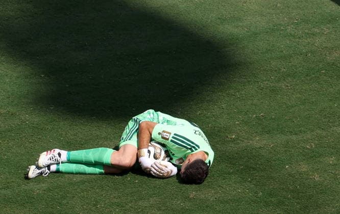 FIFA World Cup, WM, Weltmeisterschaft, Fussball 2026 final - Spain vs Argentina Argentina goalkeeper Emiliano Martinez saves the ball during the FIFA World Cup 2026 final match Spain against Argentina, in New Jersey, USA, 19 July 2026. EAST RUTHERFORD United States  Copyright: xSARAHxYENESELx