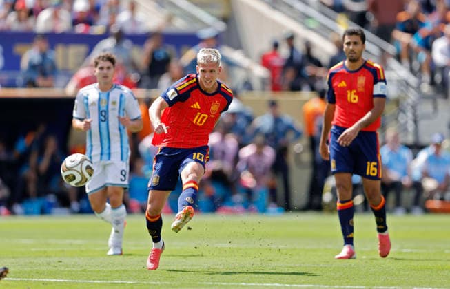 19.07.2026, Fussball Weltmeisterschaft 2026 in den USA, Finale, Spanien - Argentinien, im MetLife Stadium (New York New Jersey (East Rutherford)), Dani Olmo (Spanien) Schuss ***FIFA regulations prohibit any use of photographs as image sequences and or quasi-video. EDITORIAL USE ONLY*** *** July 19, 2026, 2026 FIFA World Cup in the U.S., Final, Spain vs. Argentina, at MetLife Stadium in East Rutherford, New Jersey, near New York, Dani Olmo (Spain) takes a shot ***FIFA regulations prohibit any use of photographs as image sequences and or quasi-video. EDITORIAL USE ONLY***