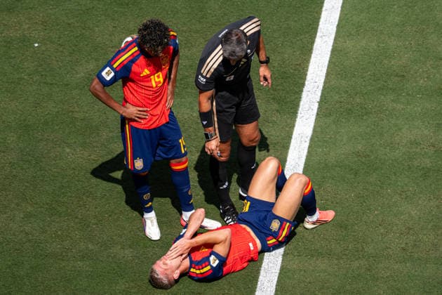 Fußball, WM 2026, 20260719, Spanien - Argentinien. Im Bild v.l. Lamine YAMAL (Spanien, 19), Schiedsrichter Slavko VINCIC (Slowenien), Dani OLMO (Spanien, 10) angeschlagen am Boden. East Rutherford New-York-New-Jersey-Stadion New Jersey Vereinigte Staaten von Amerika *** Soccer, 2026 World Cup, 20260719, Spain vs. Argentina. Pictured, from left: Lamine YAMAL (Spain, 19), referee Slavko VINCIC (Slovenia), Dani OLMO (Spain, 10), injured on the ground. East Rutherford, New York, New Jersey Stadium, New Jersey, United States of America Copyright: Passion2Press MarkusxFischerx