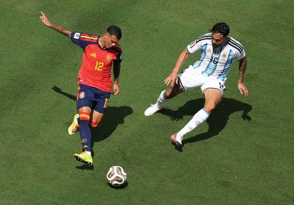 US Soccer World Cup Spain - Argentina 9208698 19.07.2026 Spain s Pedro Porro and Argentina s Nico Gonzalez struggle for a ball during the FIFA World Cup, WM, Weltmeisterschaft, Fussball 2026 final soccer match between Spain and Argentina at New York New Jersey Stadium in East Rutherford, New Jersey, the United States. Nafis Sirazetdinov Sputnik East Rutherford New Jersey USA  Copyright: xNafisxSirazetdinovx