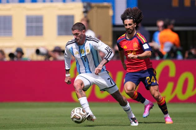 July 19, 2026, East Rutherford, New Jersey, United States: Rodrigo De Paul of Argentina drives the ball during the FIFA World Cup, WM, Weltmeisterschaft, Fussball 2026 Final match between Spain and Argentina at New York New Jersey Stadium on July 19, 2026 in East Rutherford, United States. East Rutherford United States - ZUMAa181 20260719_zaa_a181_018 Copyright: xJosexBretonx