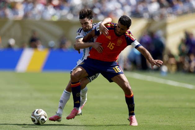 FIFA World Cup, WM, Weltmeisterschaft, Fussball 2026 final - Spain vs Argentina Nicolas Gonzalez (L) of Argentina in action against Rodri (R) of Spain during the FIFA World Cup 2026 final match Spain against Argentina, in East Rutherford, New Jersey, USA, 19 July 2026. EAST RUTHERFORD United States  Copyright: xWILLxOLIVERx