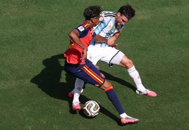 FIFA World Cup, WM, Weltmeisterschaft, Fussball 2026 final - Spain vs Argentina Lamine Yamal of Spain (L) and Nicolas Tagliafico of Argentina in action during the FIFA World Cup 2026 final match Spain against Argentina, in New Jersey, USA, 19 July 2026. EAST RUTHERFORD United States  Copyright: xSARAHxYENESELx
