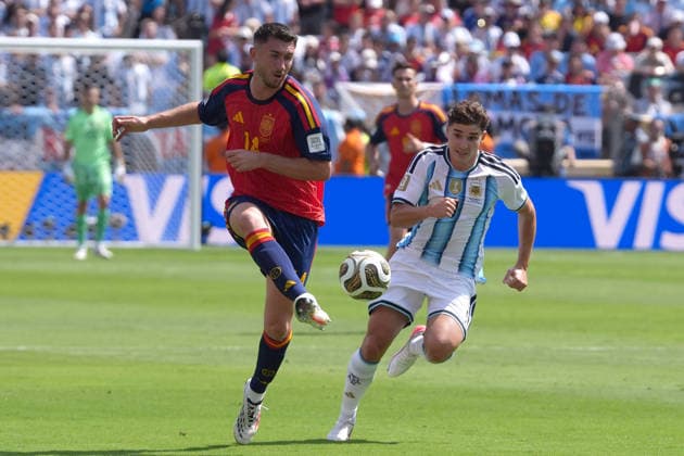 Aymeric Laporte (L) of Spain vies for the ball with Julián Álvarez of Argentina in the 2026 FIFA World Cup, WM, Weltmeisterschaft, Fussball final between Spain and Argentina at MetLife Stadium in New Jersey, United States, 19 July 2026. FIFA World Cup 2026 final - Spain vs Argentina !ACHTUNG: NUR REDAKTIONELLE NUTZUNG!  Copyright: xAngelxColmenaresx AME951 20260719-55020939314_1