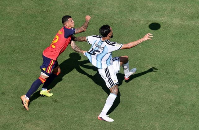 FIFA World Cup, WM, Weltmeisterschaft, Fussball 2026 final - Spain vs Argentina Nicolas Gonzalez (R) of Argentina in action against Pedro Porro of Spain during the FIFA World Cup 2026 final match Spain against Argentina, in New Jersey, USA, 19 July 2026. EAST RUTHERFORD United States  Copyright: xRONALDxWITTEKx