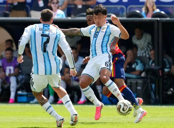Thiago Almada (Argentina, 16) bat Lamine Yamal (Spain, 19) USA, FIFA Weltmeisterschaft Finale, Spanien vs Argentinien, East Rutherford, 19.07.2026 FIFA Weltmeisterschaft Finale, Spanien vs Argentinien, East Rutherford, 19.07.2026 East Rutherford *** Thiago Almada (Argentina), 16, vs. Lamine Yamal (Spain), 19 (USA), FIFA World Cup Final, Spain vs. Argentina, East Rutherford, July 19, 2026 FIFA World Cup Final, Spain vs. Argentina, East Rutherford, July 19, 2026 East Rutherford Copyright: xEibner-Pressefoto ScottxColemanx EP_SCN