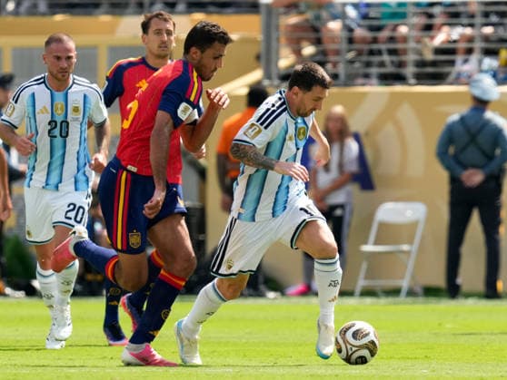 Lionel Messi (Argentina, 10) gegen Rodri (Spain, 16) USA, FIFA Weltmeisterschaft Finale, Spanien vs Argentinien, East Rutherford, 19.07.2026 FIFA Weltmeisterschaft Finale, Spanien vs Argentinien, East Rutherford, 19.07.2026 East Rutherford *** Lionel Messi (Argentina), No. 10 vs. Rodri (Spain), No. 16 (USA), FIFA World Cup Final, Spain vs. Argentina, East Rutherford, July 19, 2026 FIFA World Cup Final, Spain vs. Argentina, East Rutherford, July 19, 2026 East Rutherford Copyright: xEibner-Pressefoto ScottxColemanx EP_SCN