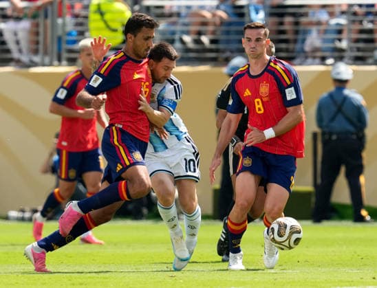 Rodri (Spain, 16) im Zweikampf mit Lionel Messi (Argentina, 10), waehrend Fabian Ruiz (Spain, 8) auf den Ball wartet. USA, FIFA Weltmeisterschaft Finale, Spanien vs Argentinien, East Rutherford, 19.07.2026 FIFA Weltmeisterschaft Finale, Spanien vs Argentinien, East Rutherford, 19.07.2026 East Rutherford *** Rodri (Spain, 16) in a duel with Lionel Messi (Argentina, 10), while Fabian Ruiz (Spain, 8) waits for the ball (USA), FIFA World Cup Final, Spain vs. Argentina, East Rutherford, July 19, 2026 FIFA World Cup Final, Spain vs. Argentina, East Rutherford, July 19, 2026 East Rutherford Copyright: xEibner-Pressefoto ScottxColemanx EP_SCN