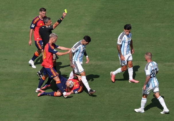 FIFA World Cup, WM, Weltmeisterschaft, Fussball 2026 final - Spain vs Argentina Referee Slavko Vincic (2-L) shows a yellow card to Lisandro Martinez of Argentina (2-R) during the FIFA World Cup 2026 final match Spain against Argentina, in New Jersey, USA, 19 July 2026. EAST RUTHERFORD United States  Copyright: xSARAHxYENESELx