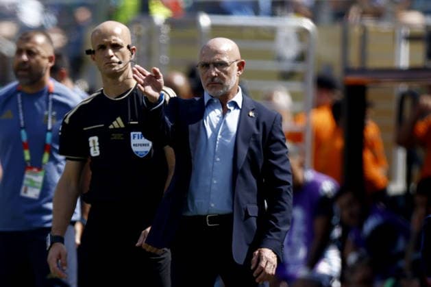 FIFA World Cup, WM, Weltmeisterschaft, Fussball 2026 final - Spain vs Argentina Spain s head coach Luis de la Fuente gestures during the FIFA World Cup 2026 final match Spain against Argentina, in East Rutherford, New Jersey, USA, 19 July 2026. EAST RUTHERFORD United States  Copyright: xWILLxOLIVERx