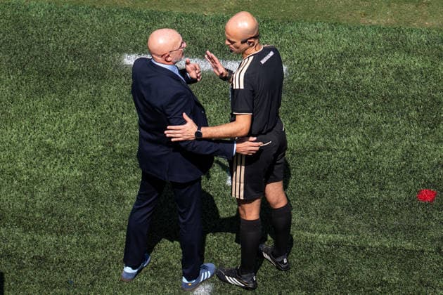 Fußball, WM 2026, 20260719, Spanien - Argentinien. Im Bild v.l. Trainer Spanien Luis DE LA FUENTE, vierter Offizieller Offizielle Adham MAKHADMEH (Jordanien). East Rutherford New-York-New-Jersey-Stadion New Jersey Vereinigte Staaten von Amerika *** Soccer, 2026 World Cup, 20260719, Spain vs. Argentina. Pictured, from left: Spain coach Luis DE LA FUENTE, fourth official Adham MAKHADMEH (Jordan). East Rutherford, New York, New Jersey Stadium, New Jersey, United States of America Copyright: Passion2Press MarkusxFischerx
