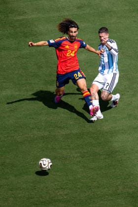 Fußball, WM 2026, 20260719, Spanien - Argentinien. Im Bild v.l. Marc CUCURELLA (Spanien, 24), Rodrigo DE PAUL (Argentinien, 7). East Rutherford New-York-New-Jersey-Stadion New Jersey Vereinigte Staaten von Amerika *** Soccer, 2026 World Cup, 20260719, Spain vs. Argentina. Pictured, from left: Marc CUCURELLA (Spain, 24), Rodrigo DE PAUL (Argentina, 7). East Rutherford, New York, New Jersey Stadium, New Jersey, United States of America Copyright: Passion2Press MarkusxFischerx