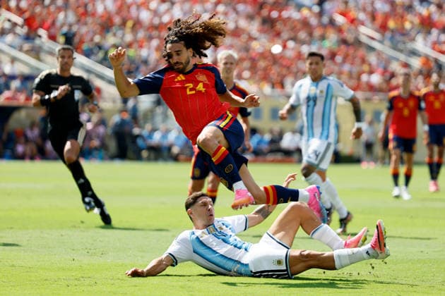 Spain v Argentina: Final - FIFA World Cup, WM, Weltmeisterschaft, Fussball 2026 Marc Cucurella of Spain and Gonzalo Montiel of Argentina challenge during the FIFA World Cup 2026 Final match between Spain and Argentina at New York New Jersey Stadium on July 19, 2026 in East Rutherford, United States. East Rutherford New York New Jersey Stadium NJ United States Copyright: xAllstarxPicturexLibraryxLtdx