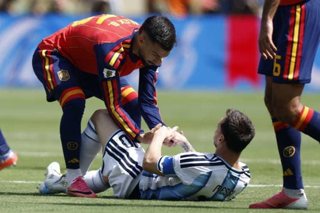 FIFA World Cup, WM, Weltmeisterschaft, Fussball 2026 final - Spain vs Argentina Alex Baena (L) of Spain helps Lionel Messi (R) of Argentina during the FIFA World Cup 2026 final match Spain against Argentina, in East Rutherford, New Jersey, USA, 19 July 2026. EAST RUTHERFORD United States  Copyright: xWILLxOLIVERx