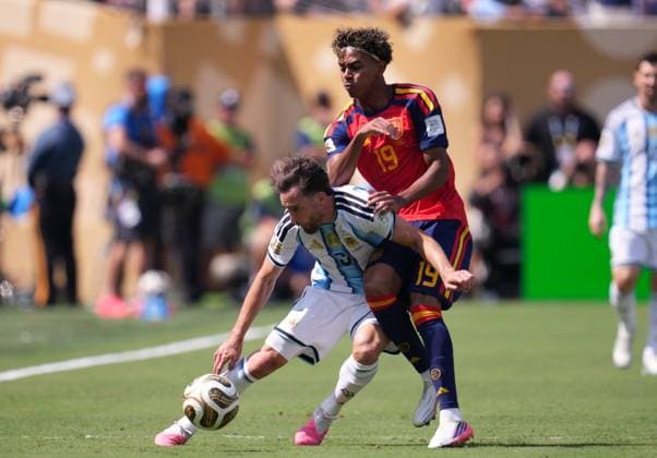 Spain v Argentina - FIFA World Cup, WM, Weltmeisterschaft, Fussball 2026 - Final EAST RUTHERFORD, NEW JERSEY - JULY 19: Nicolas Tagliafico of Argentina and Lamine Yamal of Spain compete for the ball during the FIFA World Cup 2026 Final match between Spain and Argentina at New York New Jersey Stadium in East Rutherford, New Jersey, USA on July 19, 2026. Jose Hernandez Anadolu New Jersey United States. Editorial use only. Please get in touch for any other usage.  Copyright: x2026xAnadoluxJosexHernandezx