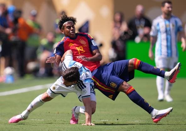 Spain v Argentina - FIFA World Cup, WM, Weltmeisterschaft, Fussball 2026 - Final EAST RUTHERFORD, NEW JERSEY - JULY 19: Nicolas Tagliafico of Argentina and Lamine Yamal of Spain compete for the ball during the FIFA World Cup 2026 Final match between Spain and Argentina at New York New Jersey Stadium in East Rutherford, New Jersey, USA on July 19, 2026. Jose Hernandez Anadolu New Jersey United States. Editorial use only. Please get in touch for any other usage.  Copyright: x2026xAnadoluxJosexHernandezx