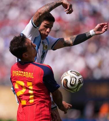 Spain v Argentina - FIFA World Cup, WM, Weltmeisterschaft, Fussball 2026 - Final EAST RUTHERFORD, NEW JERSEY - JULY 19: Enzo Fernandez of Argentina and Mikel Oyarzabal of Spain compete for the ball during the FIFA World Cup 2026 Final match between Spain and Argentina at New York New Jersey Stadium in East Rutherford, New Jersey, USA on July 19, 2026. Jose Hernandez Anadolu New Jersey United States. Editorial use only. Please get in touch for any other usage.  Copyright: x2026xAnadoluxJosexHernandezx