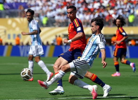 FIFA World Cup, WM, Weltmeisterschaft, Fussball 2026 final - Spain vs Argentina Nicolas Tagliafico of Argentina (R) and Fabian Ruiz of Spain in action during the FIFA World Cup 2026 final match Spain against Argentina, in New Jersey, USA, 19 July 2026. EAST RUTHERFORD United States  Copyright: xCHRISTOPHERxNEUNDORFx