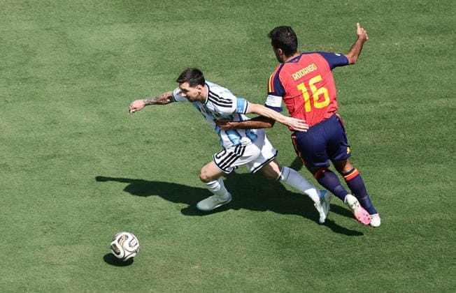 FIFA World Cup, WM, Weltmeisterschaft, Fussball 2026 final - Spain vs Argentina epaselect Lionel Messi (L) of Argentina and Rodri of Spain in action during the FIFA World Cup 2026 final match Spain against Argentina, in New Jersey, USA, 19 July 2026. EAST RUTHERFORD United States  Copyright: xRONALDxWITTEKx
